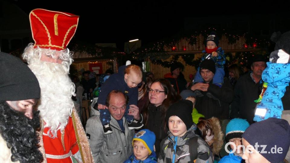 Schon sehnsüchtig warteten die Kinder auf den Nikolaus. Bild: ga