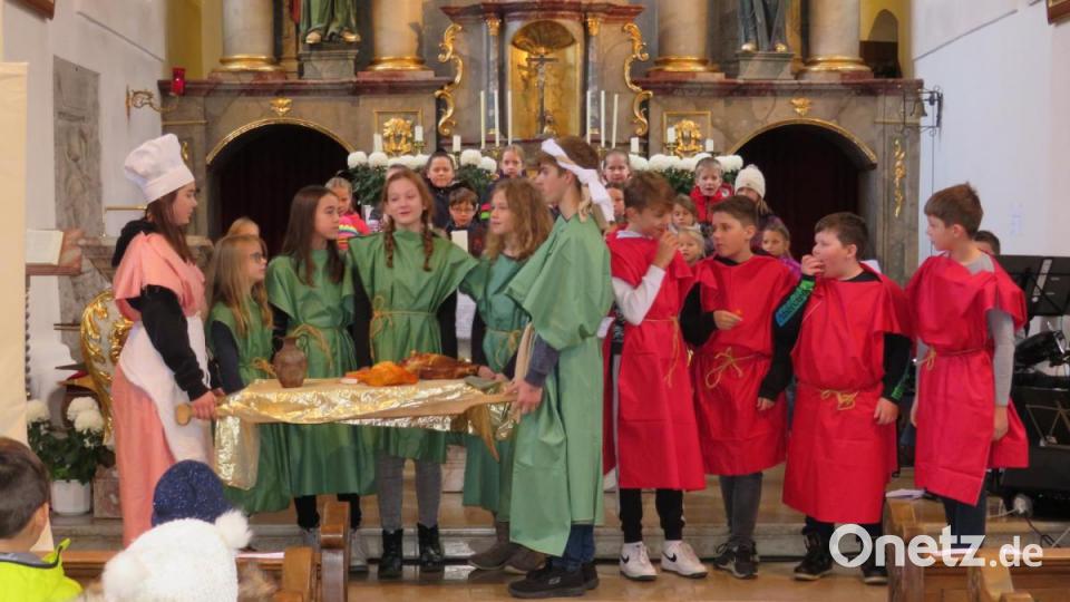 In einem Singspiel zum Abschluss zeigen die Kinder die Geschichte, die sie am Kinderbibeltag kennengelernt haben. Bild: adj