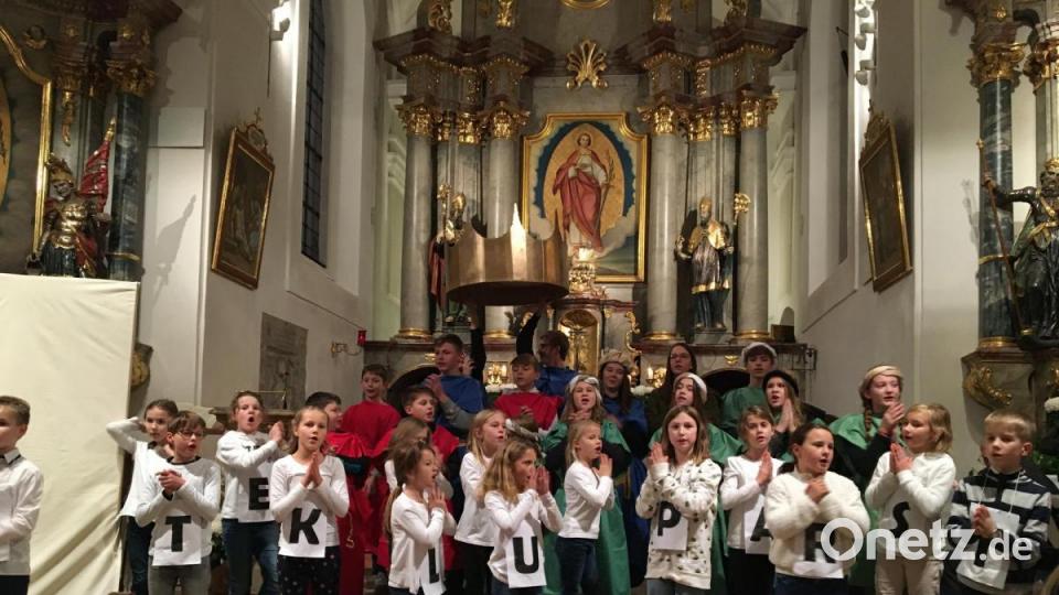 In einem Singspiel zum Abschluss zeigen die Kinder die Geschichte, die sie am Kinderbibeltag kennengelernt haben. Bild: Picasa