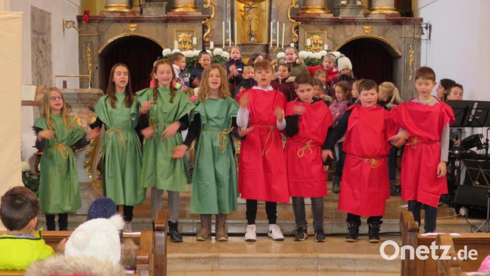 In einem Singspiel zum Abschluss zeigen die Kinder die Geschichte, die sie am Kinderbibeltag kennengelernt haben. Bild: adj