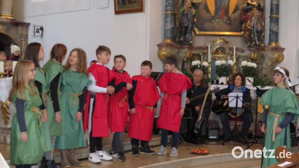 In einem Singspiel zum Abschluss zeigen die Kinder die Geschichte, die sie am Kinderbibeltag kennengelernt haben. Bild: adj