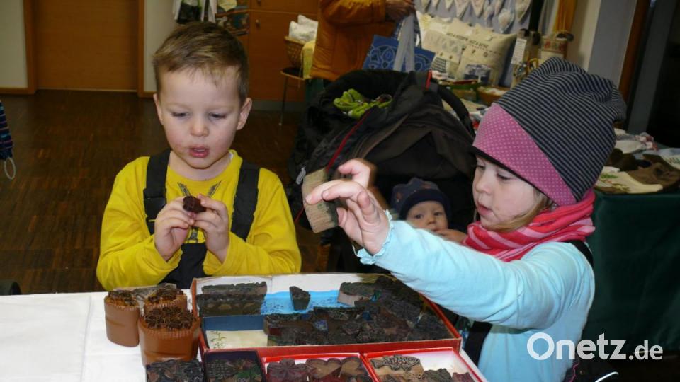 Die Kinder durften sich in Drucktechnik üben. Bild: ga