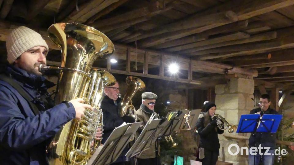 Mit einem Konzert begleitete ein Bläserensemble die Glühweingenüsse der Besucher Bild: rn