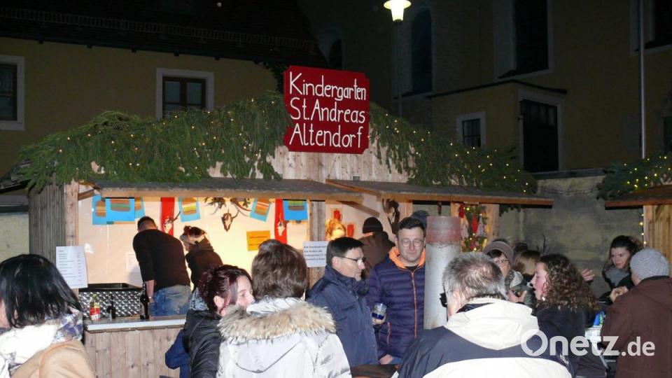 Hochbetrieb an den Verpflegungsständen. Bild: ga