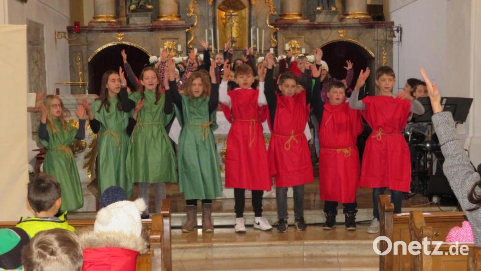 In einem Singspiel zum Abschluss zeigen die Kinder die Geschichte, die sie am Kinderbibeltag kennengelernt haben. Bild: adj