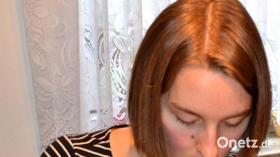 Nach und nach werden alle Farben auf der Unterlage aufgefädelt. Bild: aja