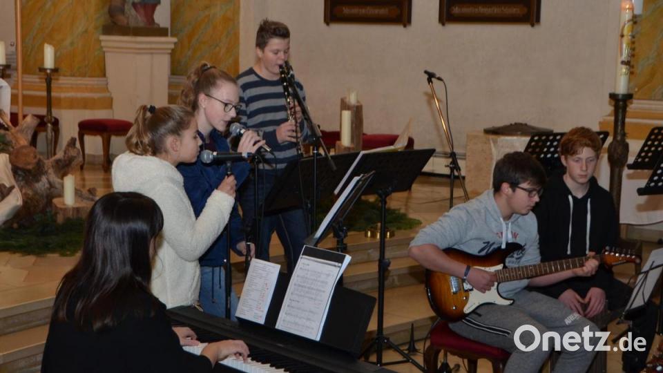 Jeder Schüler brachte sich mit seinen musikalischen Talenten ein. Bild: dob