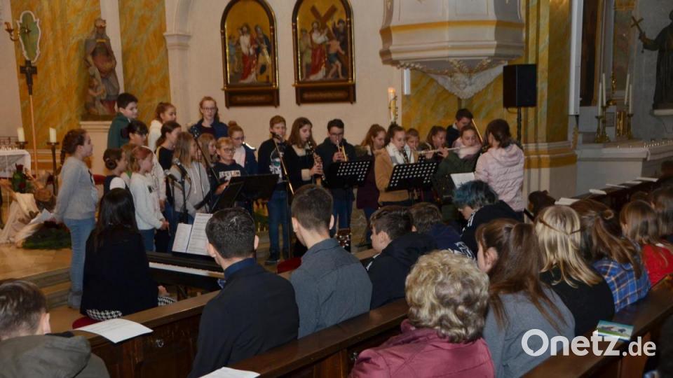 Die Realschüler entzündeten auch in diesem Jahr mit ihren musikalischen Beiträgen ein adventliches Licht in der katholischen Stadtpfarrkirche. Bild: dob