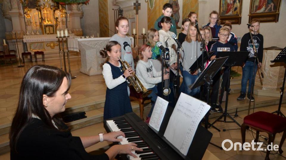 Realschulstudienrätin Stephanie Ebner-Rebl begleitete Sophie Voit mit der Trompete und dem Chor bei &quot;Leise rieselt der Schnee&quot;. Bild: dob