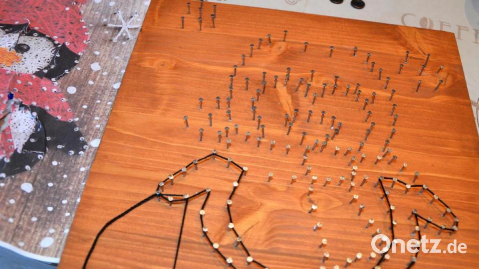 Ist die Vorlage unter den Nägeln entfernt, muss die Wolle dazwischengefädelt werden. Bild: aja