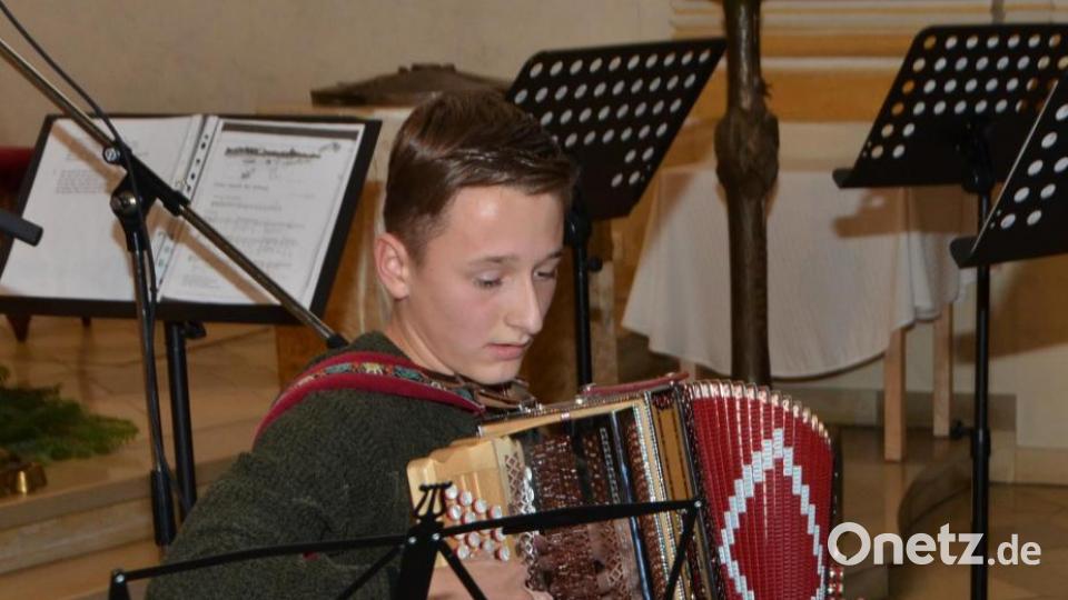 Fabian Klotz mit seiner Steirischen bei einem Bauernmenuett. Bild: dob