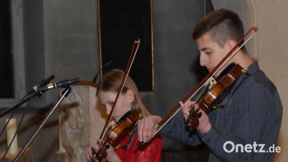 Geigenmusik im Advent: Paulina Stahl und Tobias Gilch. Bild: dob