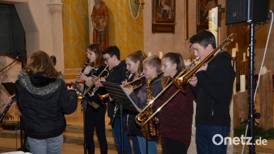 &quot;Alle Jahre wieder&quot; mit der Bläsergruppe beendete das hörenswerte Konzert der Realschule. Bild: dob