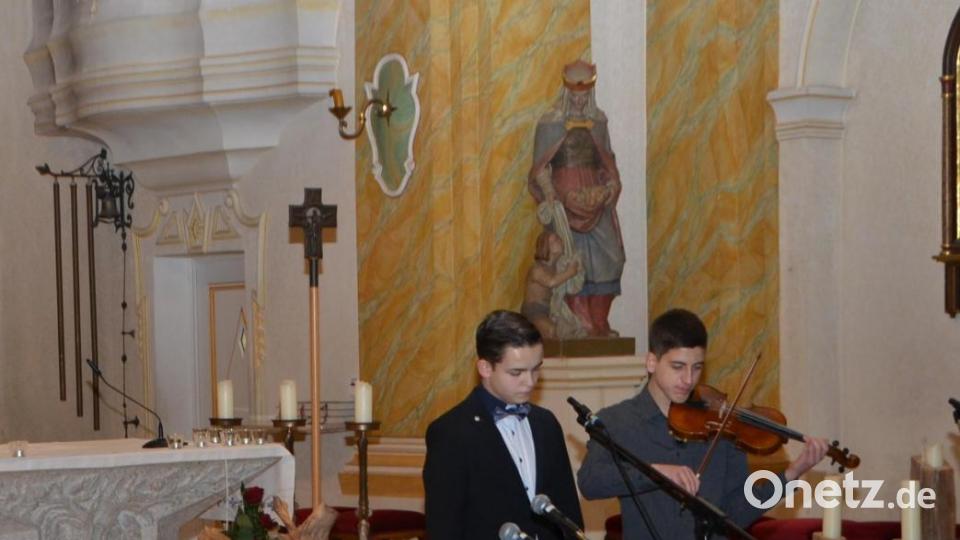 Florian Eger (Gesang) und Tobias Gilch (Violine) präsentierten sich als ein eingespieltes Team. Bild: dob