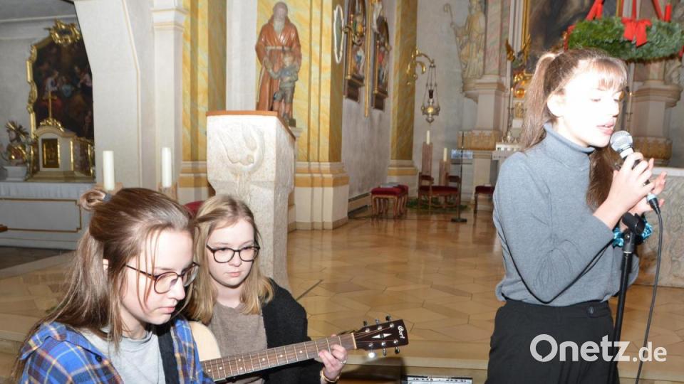 Die &quot;Band 10&quot; mit Hannah Bäumler am Klavier, Lea Walbrunn (Gitarre) und Seraina Kappl begeisterte mit &quot;Mary&#039;s Boychild&quot;. Bild: dob