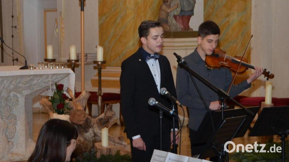 Florian Eger (Gesang) und Tobias Gilch (Violine) präsentierten sich als ein eingespieltes Team. Bild: dob