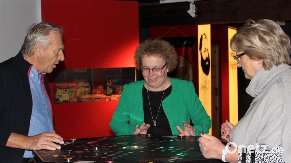 Die Initiatorin des Spiele-Fiebers in Amberg, Brigitte Netta (Mitte), testet mit Gleichgesinnten das digitale Leuchtspiel. Gewöhnungsbedürftig, aber dennoch spaßig. Bild: Dagmar Williamson