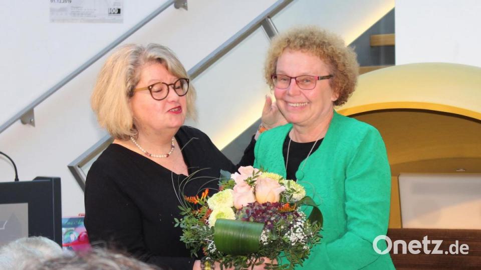 Von Frau zu Frau: Museumsleiterin Judith von Rauchbauer übergibt Bürgermeisterin und Initiatorin Brigitte Netta ein blumiges Dankeschön. Bild: Dagmar Williamson
