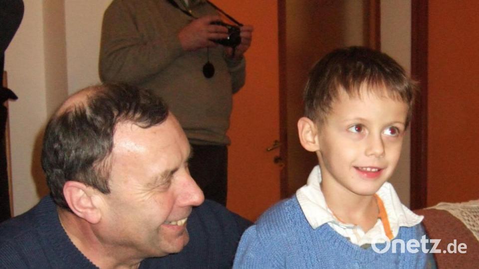 In strahlende Kinderaugen blickt Kroatienhelfer Richard Pscherer. Bild: jzk