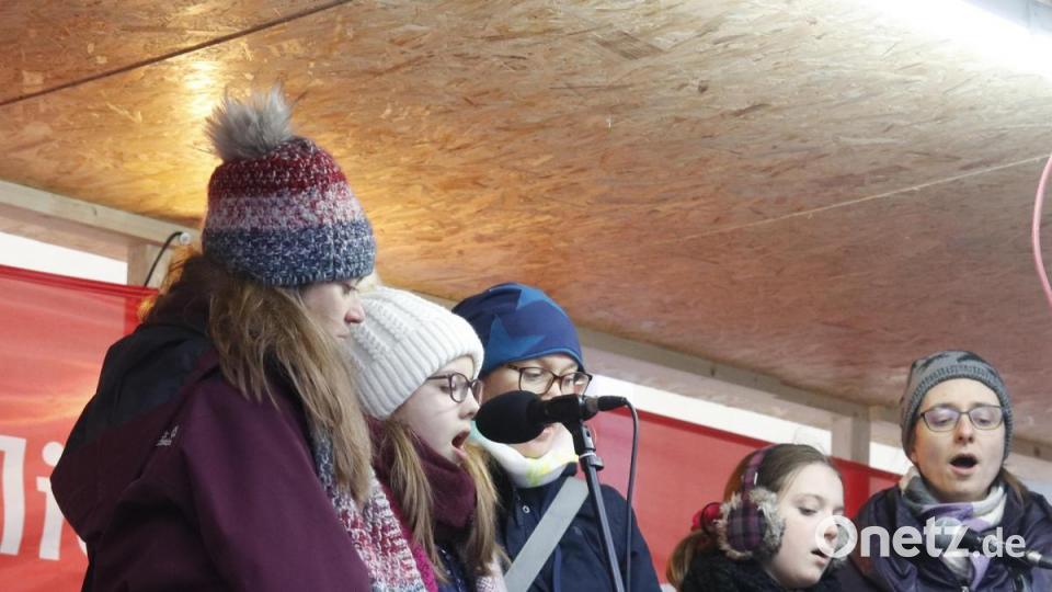 Die musikalische Umrahmung übernahm des Vokal-Ensemble der Städtischen Sing- und Musikschule unter der Leitung von Regina Brandhuber. Bild: mfh