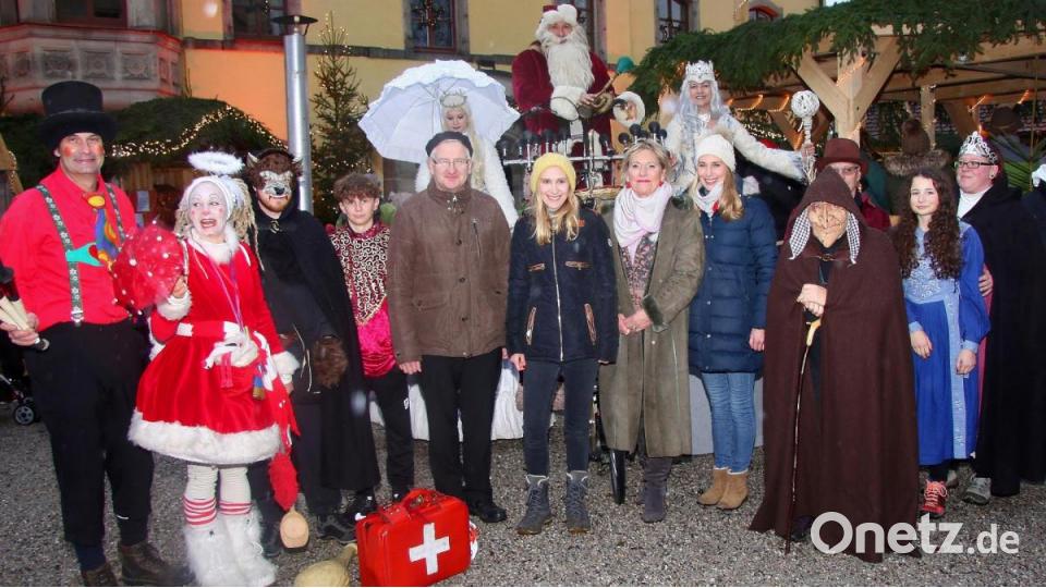 Zweiter Bürgermeister Johannes Reger, Alexandra, Eva und Katharina von Podewils (ab Fünfter von links) eröffneten gemeinsam mit dem Wildenreuther Posaunenchor und den Darstellern das 10. Wintermärchen auf Schloss Wildenreuth. Bild: wro