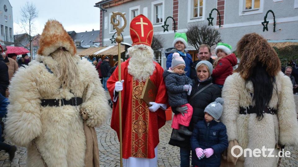 Der Nikolaus drehte am Nachmittag seine Runden durch den Markt. Bild: jr
