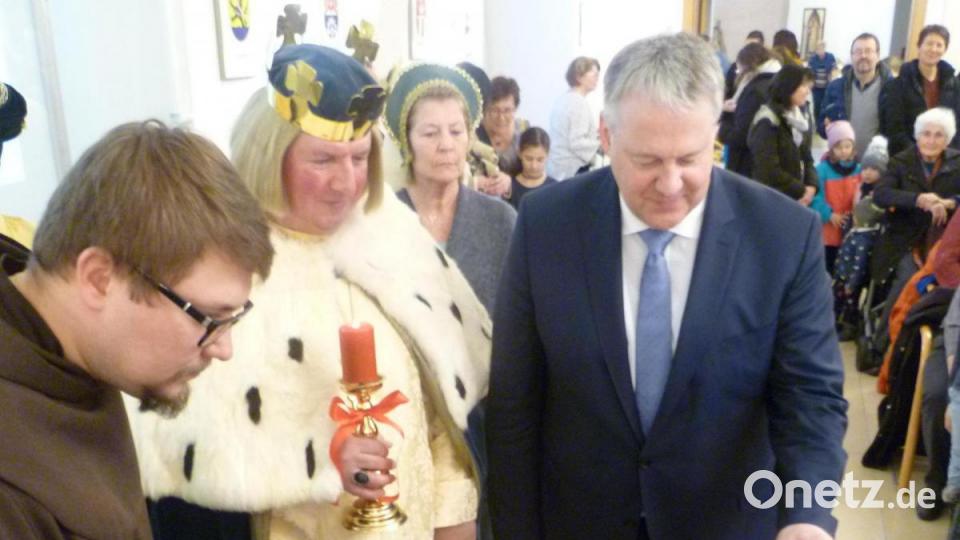 Landrat Richard Reisinger und Pater Seraphim zündeten traditionell Kerzen am Adventskranz an. Bild: usc