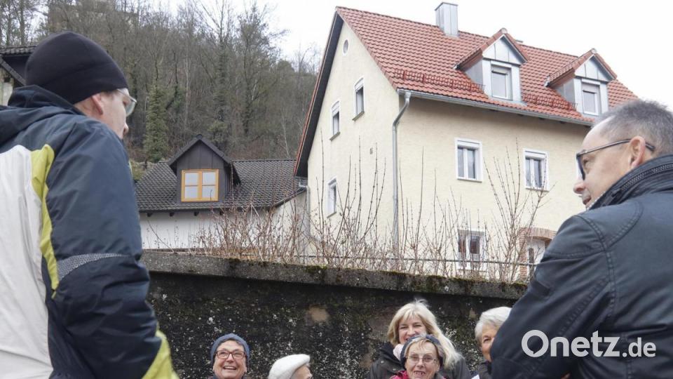 Es ist auch schon fast eine Tradition, dass zur Rosenberger Dorfweihnacht der Baufortschritt eines Sanierungsprojektes der Firma Biokonstrukt besichtigt werden kann. Dieses Jahr war es das Haus an der Hennebergstraße 1. Stefan Thar, der Firmeninhaber, führte die Interessenten persönlich durch das Anwesen. Bild: mfh