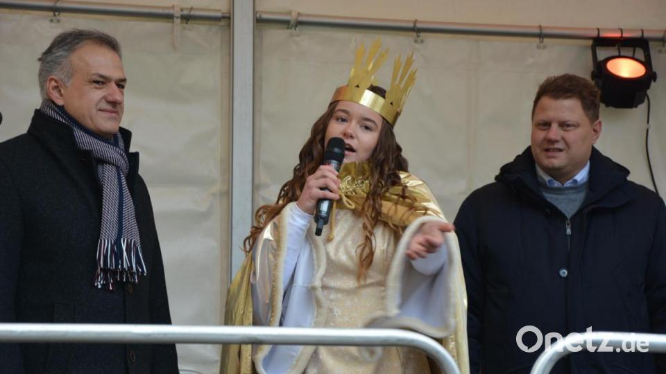 Christkind Lara Zeitler eingerahmt von Bürgermeister Roland Grillmeier (links) und Gewerbefördervereins-Vorsitzender Stefan Grillmeier bei der Eröffnung des Mitterteicher Weihnachtsmarktes. Bild: jr