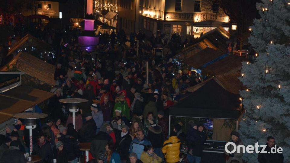 Blick vom Rathausbalkon auf den mittlerweile gut gefüllten Kirchplatz. Bild: jr