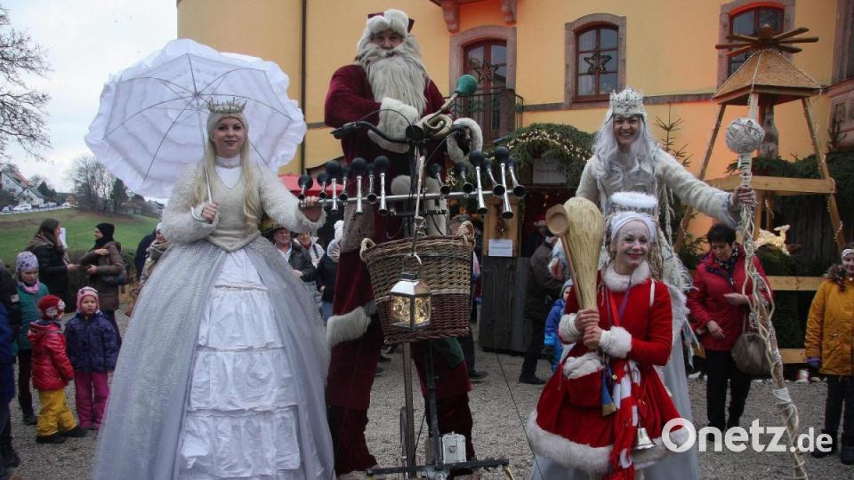 Der Nikolaus auf Stelzen, kam mit einem wundersamen Fahrrad herangebraust. Begleitet wurde er von einem Schutzengel und Wesen aus einem Reich, das auf keiner Landkarte zu finden ist. Bild: wro