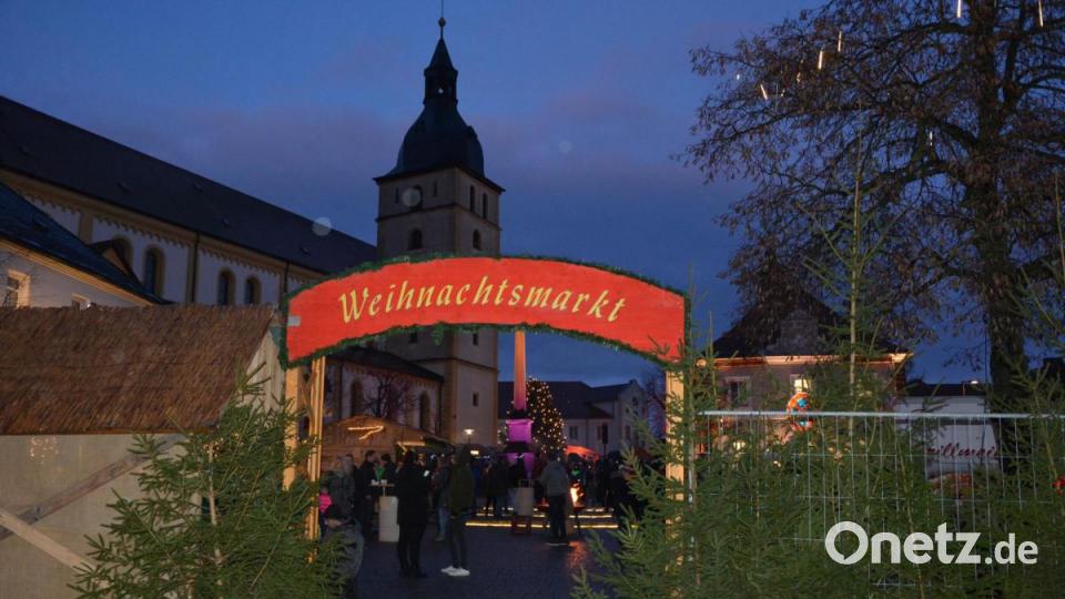 Hier gehts zum Mitterteicher Weihnachtsmarkt, zeigt dieses Eingangstor an. Bild: jr