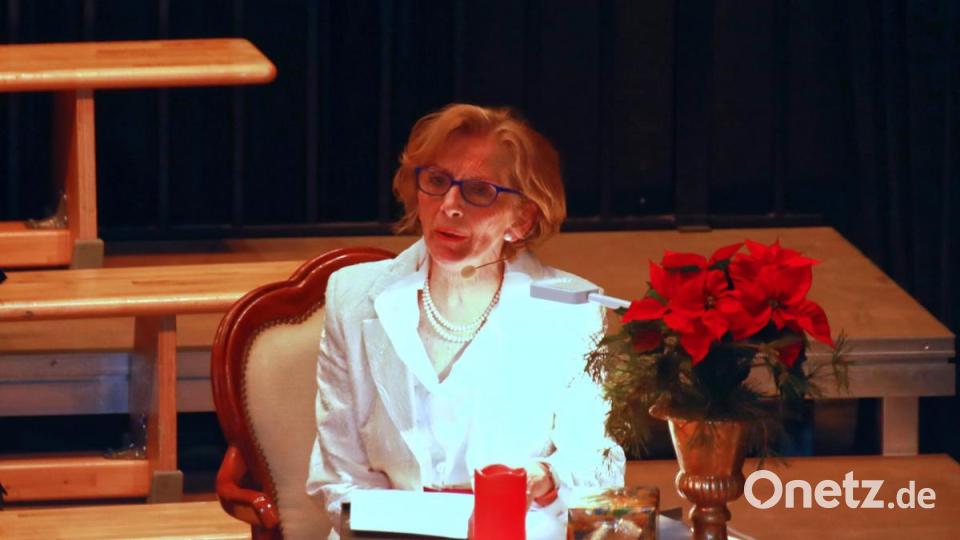 Lilly Linkel, die den Abend moderierte, las im dritten Teil eine eindrucksvolle Weihnachtsgeschichte. Bild: JOCHEN NEUMANN
ERBENDORF