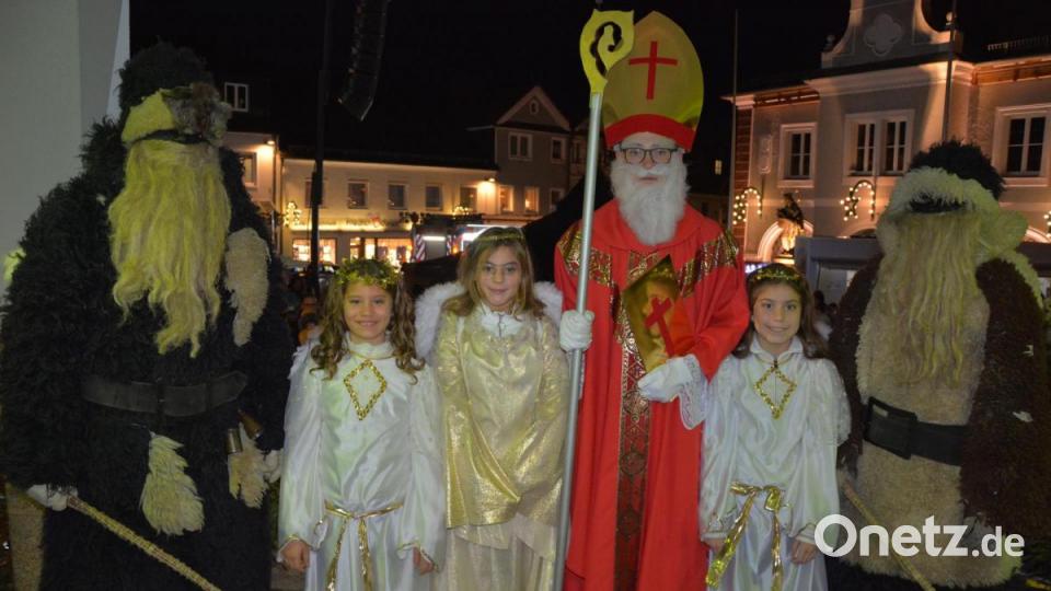 St. Nikolaus mit seinen Knechten und den drei Engeln am Portal im Eingangsbereich zum Rathaus Bild: jr