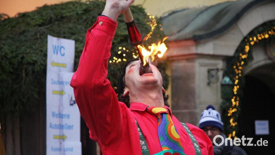 Der Gaukler verschluckte das Feuer in Sekundenschnelle. Den Kindern aber empfahl er, die heiße „Mahlzeit“ lieber zu meiden. Bild: wro