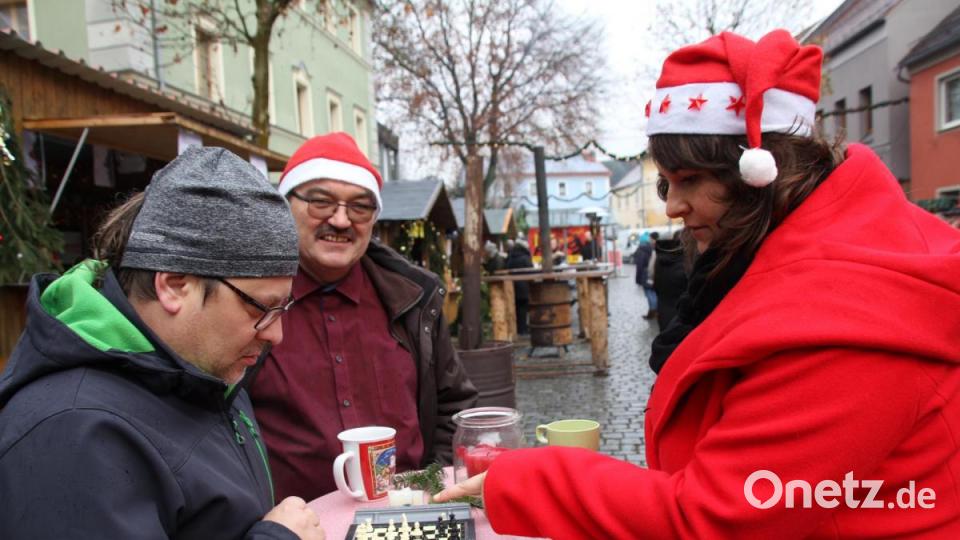 Beim Schachverein konnte sogar eine Partie Schach gespielt werden. Bild: frd