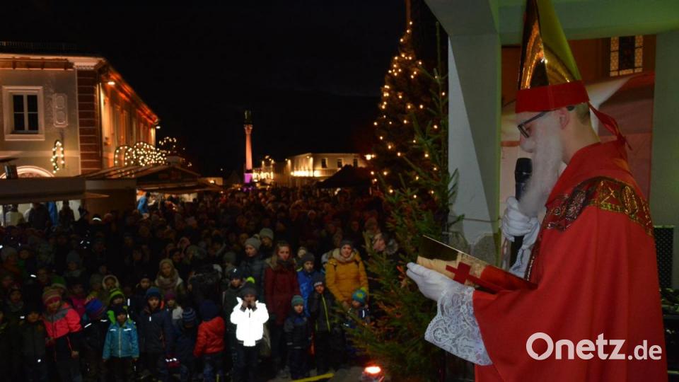 St. Nikolaus sprach zu den Menschen. Bild: jr