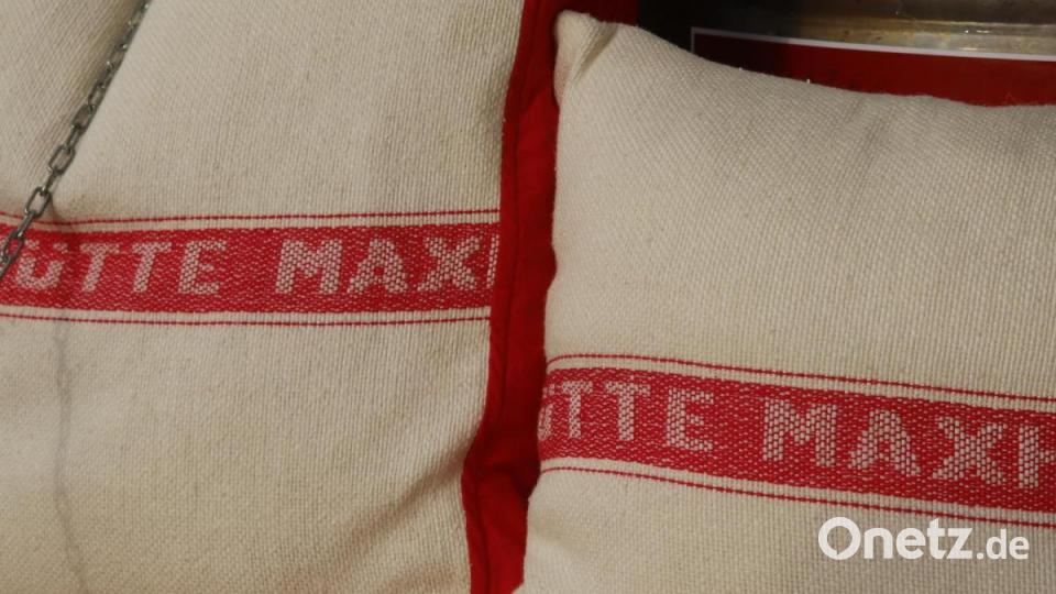 Dieses Jahr der absolute Hit: Kissen aus originalen Maxhütten-Putzlappen. Wer daran Interesse hat, sollte sich sputen. Die Auflage ist begrenzt. Bild: mfh