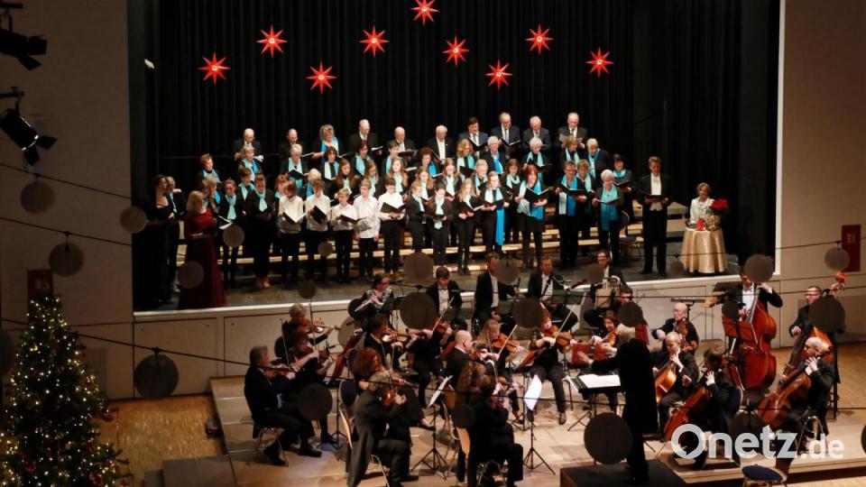 Weihnachtskonzert in der Stadthalle Erbendorf unter der Leitung von Klaus Linkel mit dem Kammerorchester des Westböhmischen Sinfonieorchesters Marienbad, der Chorgemeinschaft Erbendorf/Wiesau und den Teenies/Junger Chor Wiesau. Bild: JOCHEN NEUMANN
ERBENDORF