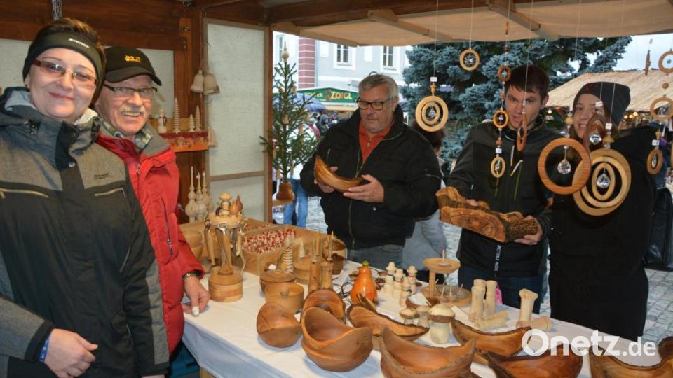 Handgedrechseltes von Ludwig Doss (2. von links), einem Daueranbieter des Mitterteicher Weihnachtsmarktes. Bild: jr