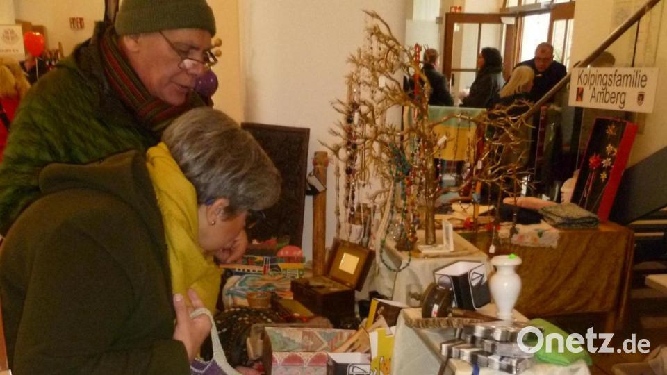 Bei der Klösterlichen Weihnacht gibt es Kunstvolles und Leckeres, Außergewöhnliches und Traditionelles aus Deutschland und den Partnern aus Afrika und Asien; Genähtes, Gestricktes, Geschnitztes, Schmuck und Weihnachtsschmuck, Bücher, liebliche Engelsheerscharen oder klösterliche Wachskunst. Bild: usc