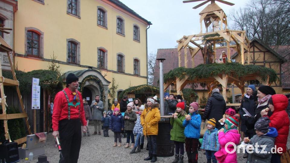 Wochenlang zimmerten Alexandra und Katharina von Podewils gemeinsam mit Freunden an der neuen Weihnachtspyramide, die zum Blickfang beim Wintermärchen auf Schloss Wildenreuth wurde. Bild: wro