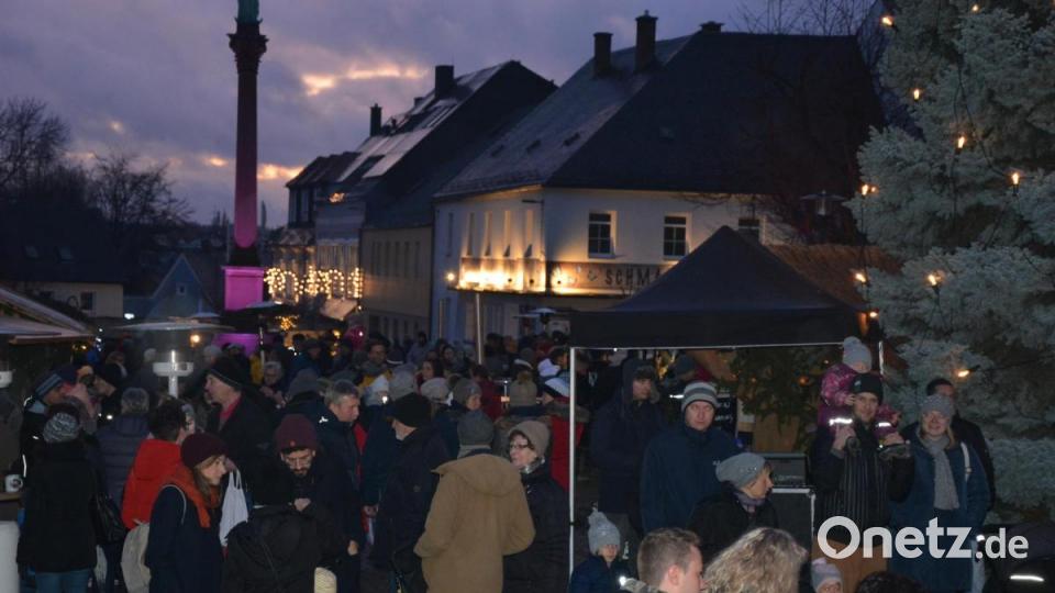 Mit Einbruch der Dunkelheit füllte sich der Kirchplatz zusehends. Bild: jr