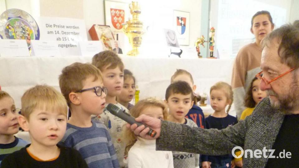Ohne Lampenfieber sang der Chor des benachbarten Kindergartens Ohrwürmer wie „In der Weihnachtsbäckerei“. Da störte auch nicht das Mikrofon, das ihnen Moderator Wolfgang Sander hinhielt. Bild: usc