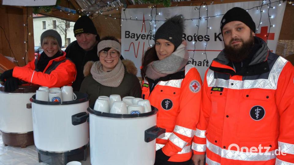 Heißen Glühwein servierte das Rote Kreuz. Bild: jr