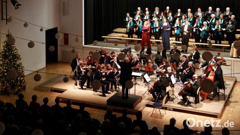 Weihnachtskonzert in der Stadthalle Erbendorf unter der Leitung von Klaus Linkel mit dem Kammerorchester des Westböhmischen Sinfonieorchesters Marienbad, der Chorgemeinschaft Erbendorf/Wiesau und den Teenies/Junger Chor Wiesau. Mit auf dem Bild (Mitte, stehend von links) die Solisten Marja Leena Varpio, Annette Kramny und Torsten Frisch. Bild: JOCHEN NEUMANN
ERBENDORF