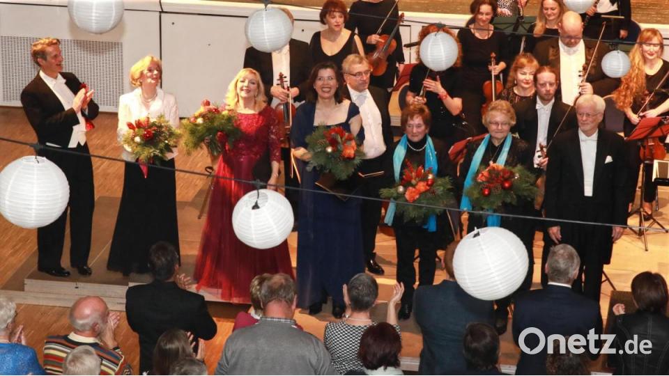 Stehende Ovationen für alle (von links) Bariton Torsten Frisch, Moderatorin Lilly Linkel, Sopranistin Marja Leena Varpio, Altistin Annette Kramny, die Chorleiterinnen Elisabeth Liedl und Christa Holm sowie Dirigent Klaus Linkel. Bild: JOCHEN NEUMANN
ERBENDORF