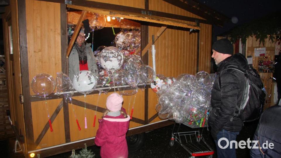 Glitzernde Luftballons für die kleinen Besucher und vieles andere mehr: Das Wildenreuther Wintermärchen ist einfach bezaubernd in seiner Art. Bild: wro