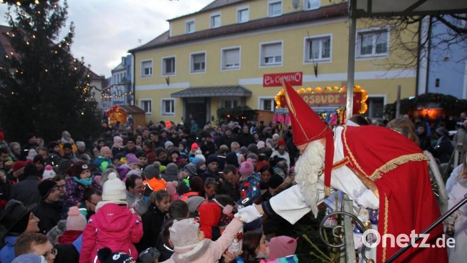 Der Nikolaus und seine Engel verteilten an die Kinder viele Päckchen. Bild: frd