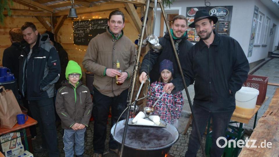 Feuerzangenbowle frisch am offenen Feuer zubereitet. Bild: jr